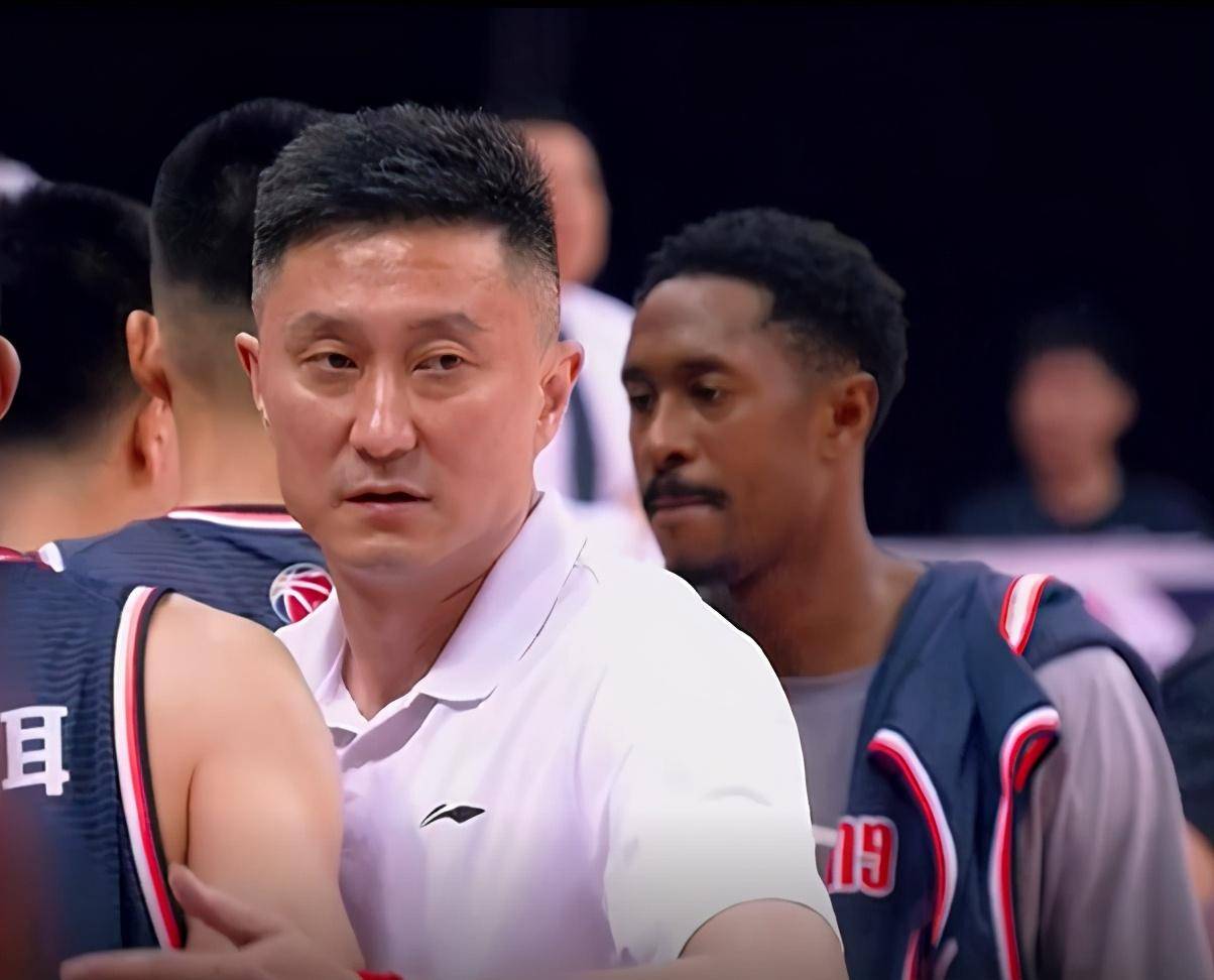 关于里程碑夜夏洛特黄蜂官宣签约，CBA常规赛赛后刷纪录，压力陡增，赛季目标并未改变的信息